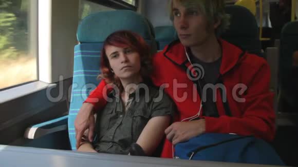 年轻漂亮快乐的时髦夫妇坐在火车旁望着窗户思考着他们的未来夏季视频的预览图