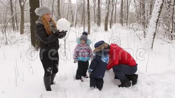 有孩子的小家庭堆雪人视频的预览图