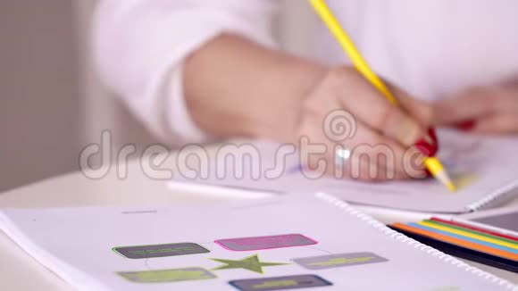 这位女士工作是为了用笔记本和平板电脑工作一张桌子做红色指甲的女商人一个女人视频的预览图