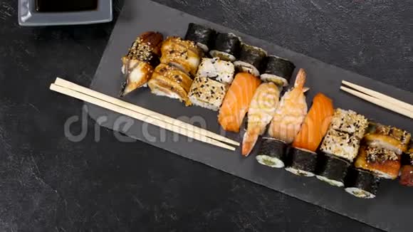 黑石板上传统寿司卷的品种组合视频的预览图
