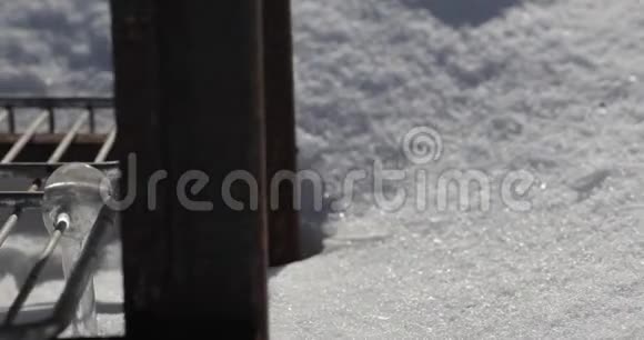 金属烤架上的冰柱从右向左平滑运动视频的预览图