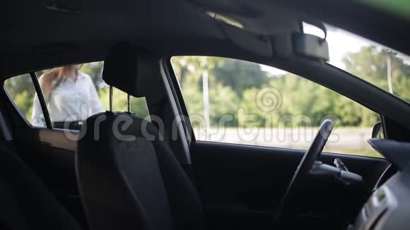 年轻的女商人坐在车里打电话调情视频的预览图