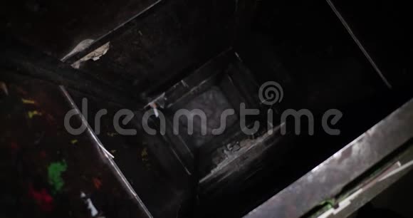 旧印刷厂的苏联垃圾桶视频的预览图