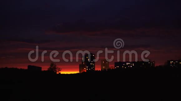 美丽的日落笼罩着城市视频的预览图