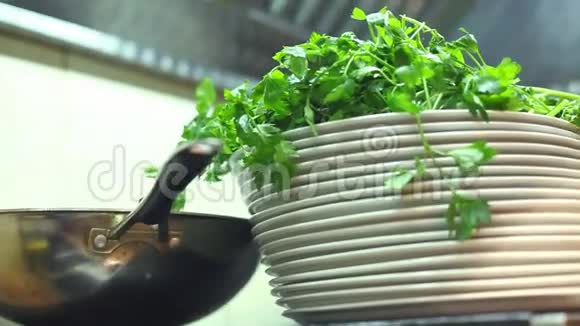 厨房里的水榨沙拉视频的预览图