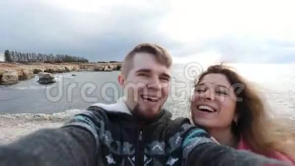 成功的旅行情侣相爱在海滩上自拍视频的预览图