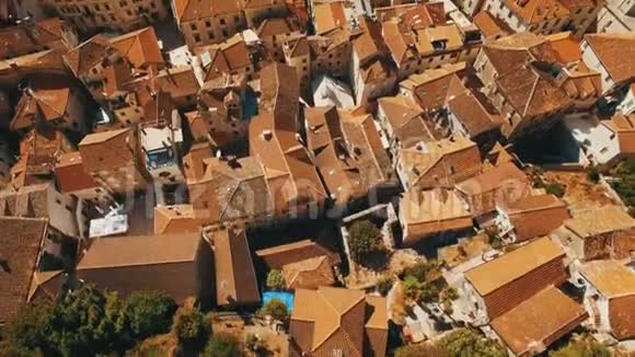 科托黑山空中无人机拍摄的老城海边和山脉视频的预览图