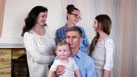幸福的基督教家庭五人一起摆姿势为家庭画像第一张照片视频的预览图