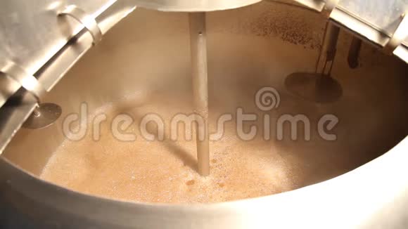 新鲜酿造的热啤酒泡沫在酿造槽工艺啤酒酿造蒸汽视频的预览图