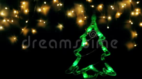 在夜空中发光的圣诞树花环的抽象视频的预览图