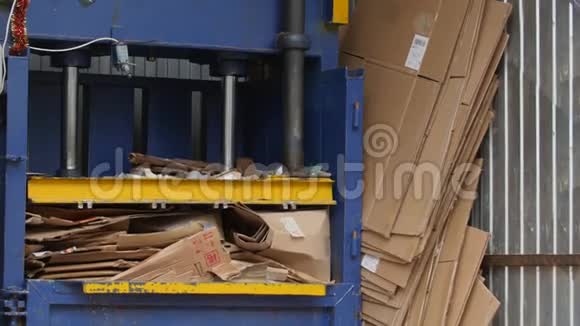 工业垃圾填埋场纸板的工业压榨回收视频的预览图
