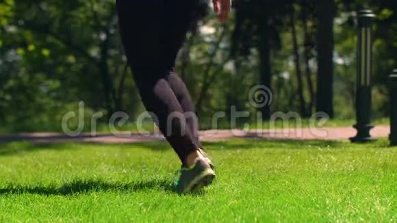 女人在户外伸展健身女孩在公园里做午餐健身和健身视频的预览图