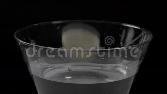 柠檬被扔进水里视频的预览图