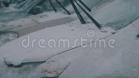城市里白雪覆盖的汽车视频的预览图