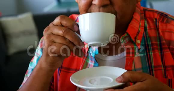 在养老院喝茶的老人视频的预览图