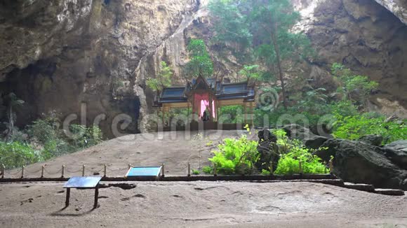在泰国普拉查普Khiri汗的KhaoSamRoiYot国家公园令人惊叹的PhrayaNakhon洞穴是一座小寺庙视频的预览图