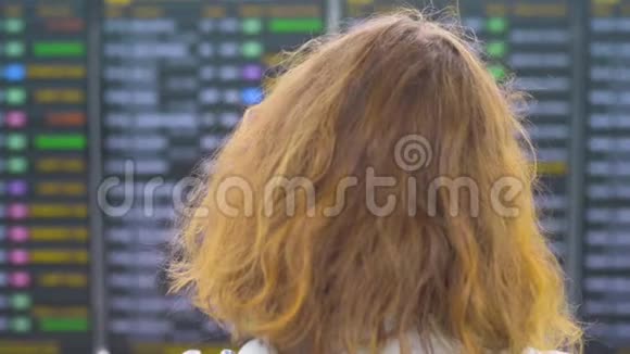 红发姜女在机场检查登机牌从后面视频的预览图