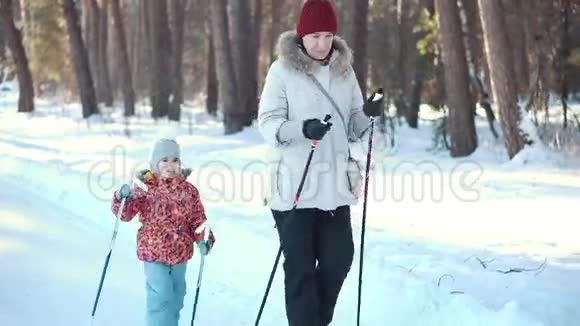 在冬季公园散步的高级妇女和女孩北欧视频的预览图