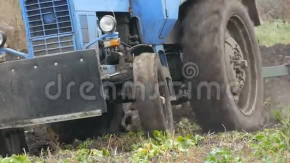 深秋的蓝色拖拉机在地上犁钢犁沟视频的预览图