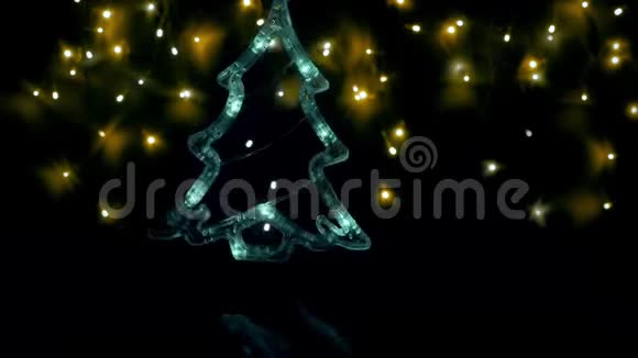 在夜空中发光的圣诞树花环的抽象视频的预览图
