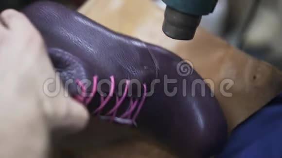 用烘干机烘干紫色女人的靴子视频的预览图