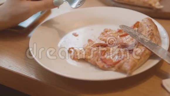 在一个咖啡馆的慢动作视频中一片披萨躺在盘子里快餐披萨食品概念视频的预览图