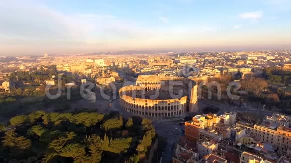 飞越罗马竞技场意大利日出时罗马竞技场的鸟瞰图视频的预览图