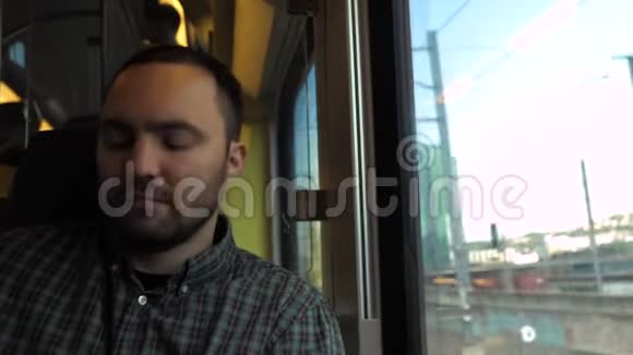 帅哥在火车上用手机说话视频的预览图