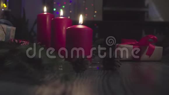 动画新年快乐白色字母红色蜡烛和礼物视频的预览图