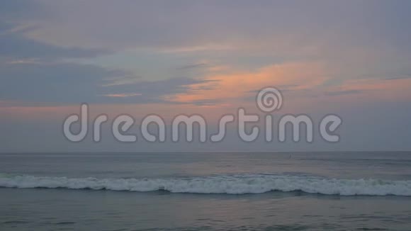 在太平洋多风的傍晚日落的海浪哗啦啦视频的预览图