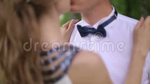 优雅的男人亲吻一个穿着漂亮衣服的女孩视频的预览图