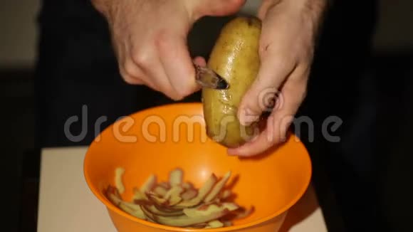 厨师打扫厨房里的土豆视频的预览图