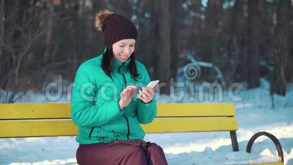 冬天公园的女人在说手机视频的预览图