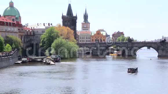捷克查尔斯桥的景色视频的预览图