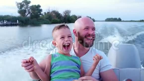 父亲和儿子在夏天的快艇上快速驾驶时会有情绪反应视频的预览图