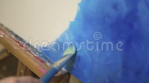 艺术家用手在调色板上用画笔混合丙烯酸颜色视频的预览图