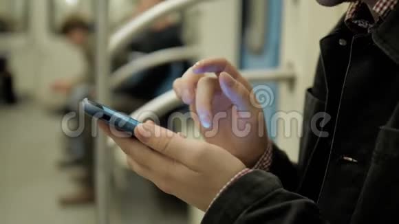 年轻英俊的商人地铁里有智能手机地下火车站的男学生公共场合视频的预览图