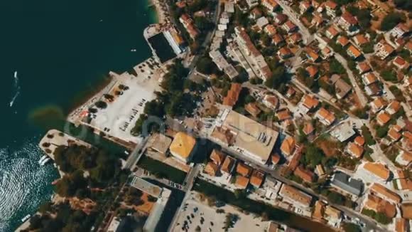 科托黑山空中无人机拍摄的老城海边和山脉视频的预览图