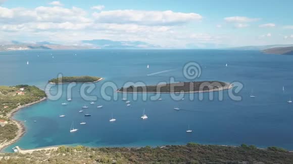 舒适的地中海岛屿的空中景色蓝色泻湖海岛天堂克罗地亚亚得里亚海视频的预览图