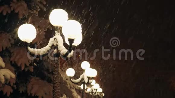 路灯灯光下美丽的大雪视频的预览图