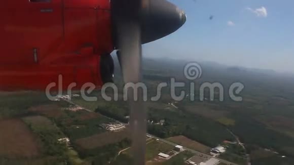 在热带植物上空飞行的飞机螺旋桨旋转视频的预览图