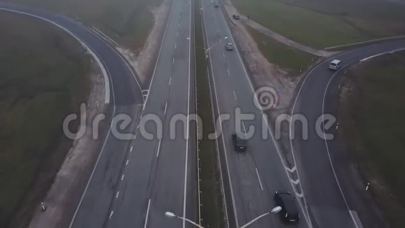 空中射击汽车在路边行驶运输交汇处汽车在桥下和桥上行驶浓雾弥漫视频的预览图