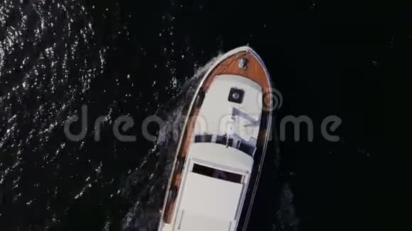 白船漂浮在河上视频的预览图