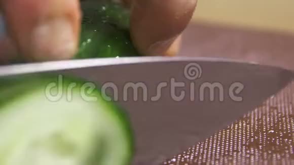 大厨子用刀切黄瓜视频的预览图