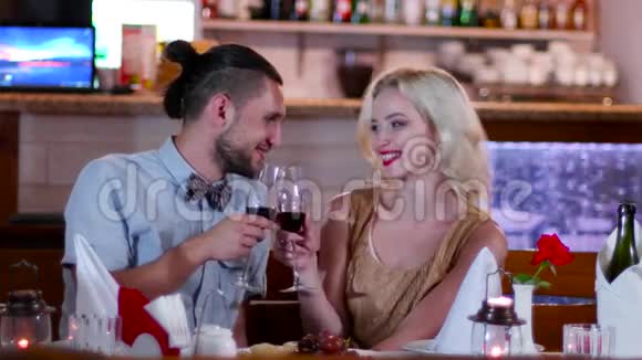 温柔的吻年轻的恋人男女在咖啡馆里浪漫的约会迷人的眼睛美丽的年轻女人浪漫的视频的预览图