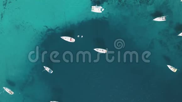 舒适的地中海岛屿的空中景色蓝色泻湖海岛天堂克罗地亚亚得里亚海视频的预览图