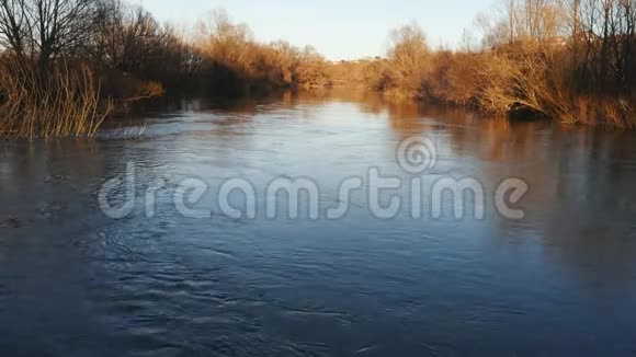 大自然与俄罗斯中部的河流在三月视频的预览图