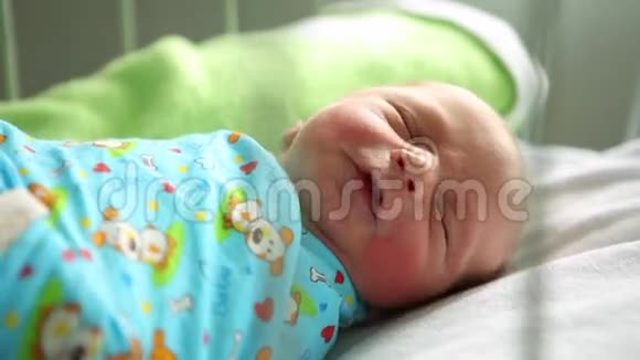 在妇产医院睡觉的新生儿男孩他想吃东西视频的预览图