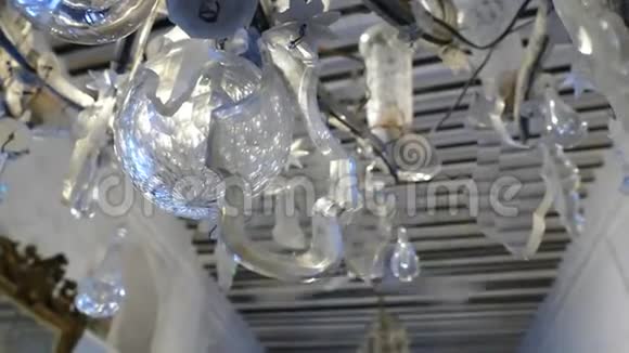 旧水晶天花板灯的细节视频的预览图