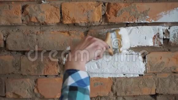 红砖漆白色在女生手中刷油漆女孩在修理视频的预览图